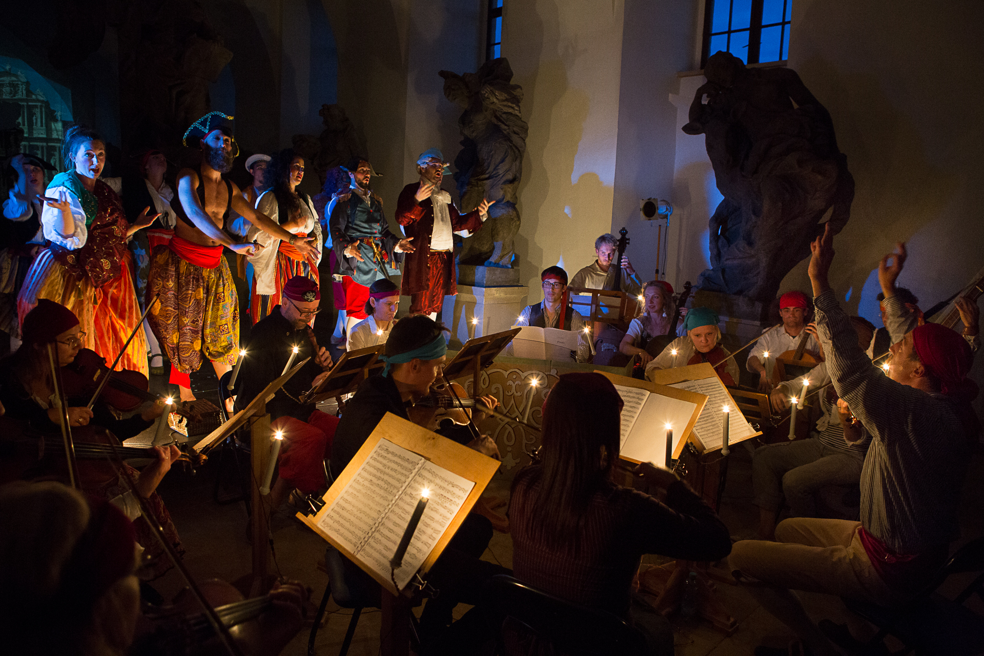 Tom&aacute;&scaron; Hanzl&iacute;k diriguje operu Pir&aacute;ti v&nbsp;lapid&aacute;riu hospit&aacute;lu Kuks v&nbsp;r&aacute;mci Theatrum Kuks 2021, foto Marek Malu&scaron;ek (2).jpg (1.94 MB)