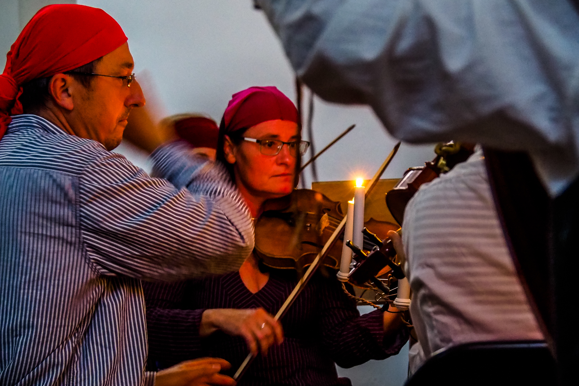 Tom&aacute;&scaron; Hanzl&iacute;k diriguje operu Pir&aacute;ti v&nbsp;lapid&aacute;riu hospit&aacute;lu Kuks v&nbsp;r&aacute;mci Theatrum Kuks 2021, foto Michal Str&aacute;nsk&yacute;.jpg (1.85 MB)